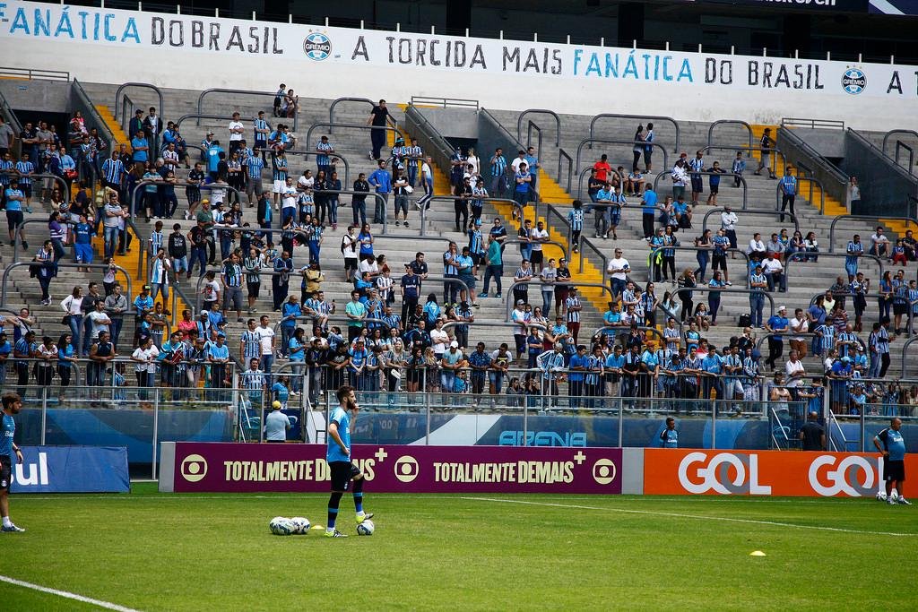 Cerca de mil gremistas apoiaram os jogadores na parte aberta do treino