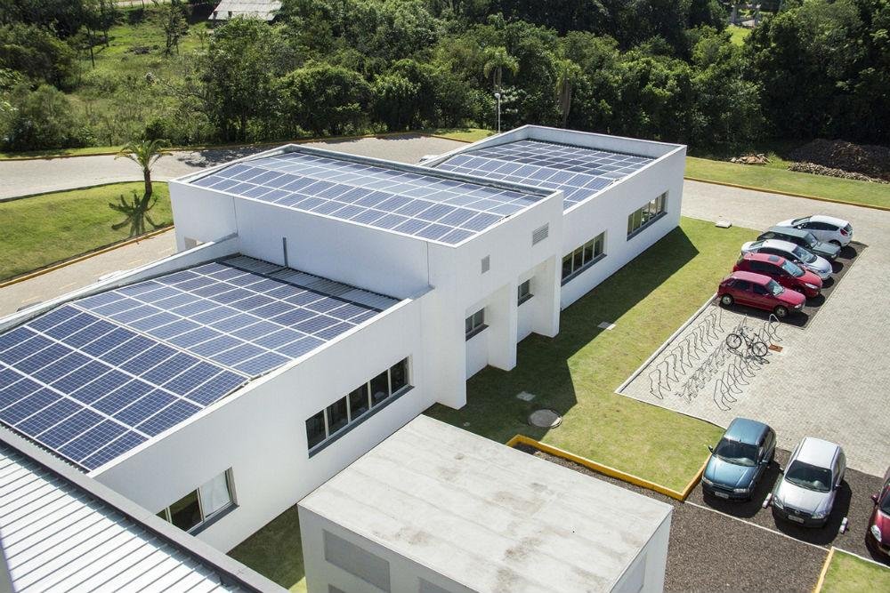 Univates aplica m&oacute;dulos de placas fotovoltaicas no telhado do Parque Cient&iacute;fico