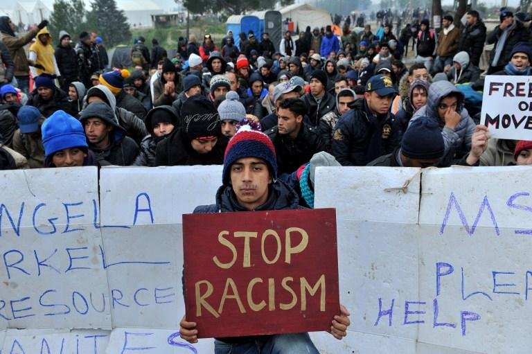 Migrantes bloqueados protestam na fronteira entre Gr&eacute;cia e Maced&ocirc;nia