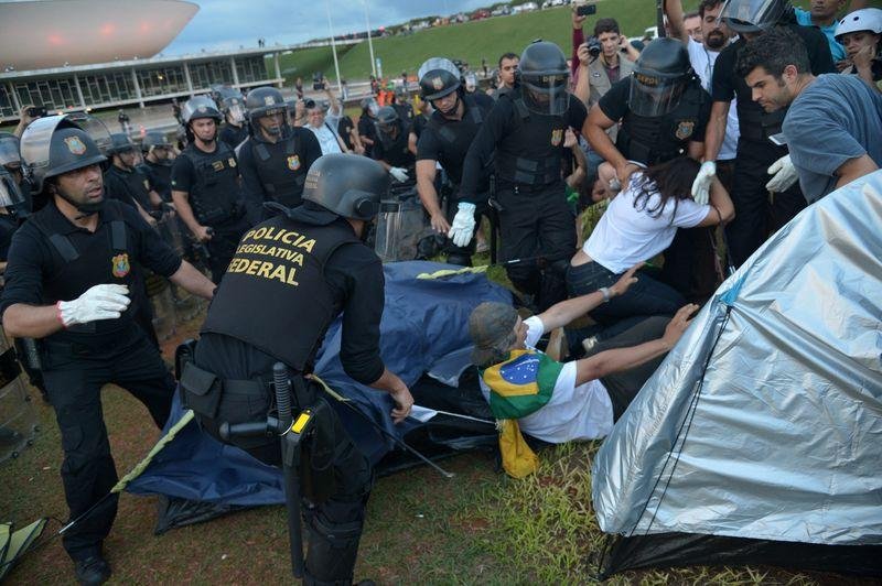 Manifestantes deixaram gramado em frente ao Congresso