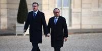 Hollande e Cameron visitam Bataclan para homenagear vítimas de atentados
