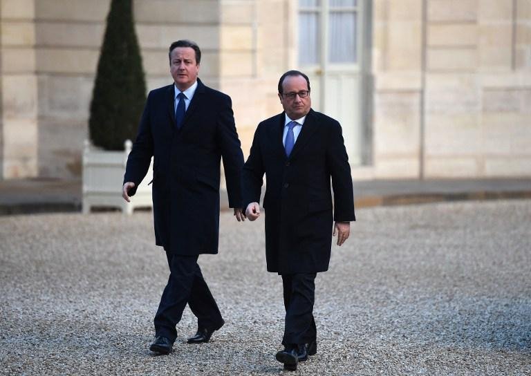 Hollande e Cameron visitam Bataclan para homenagear v&iacute;timas de atentados
