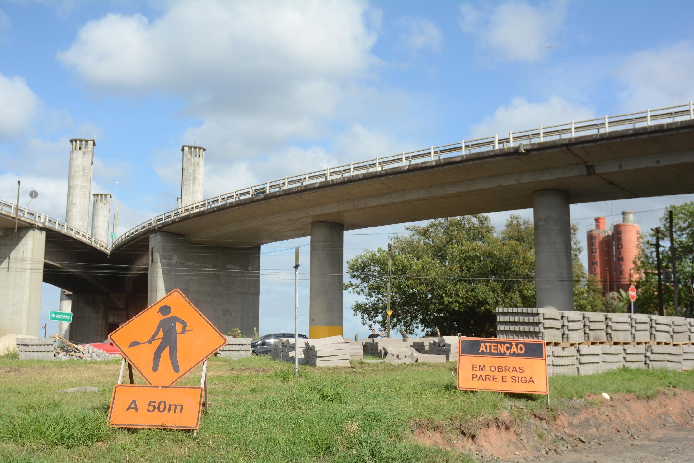 Atraso no repasse de verbas reduz ritmo da nova Ponte do Gua&iacute;ba