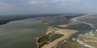 Lama de barragem chega ao mar no Espírito Santo e prefeitura interdita praias