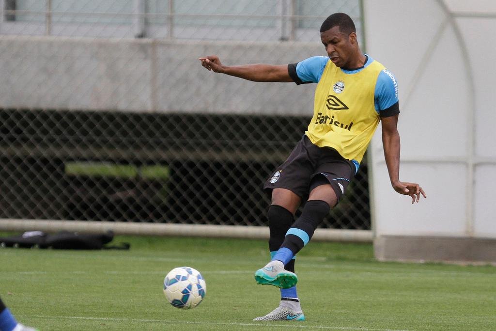 Gr&ecirc;mio segue tentando baixar o valor para ficar com Erazo 