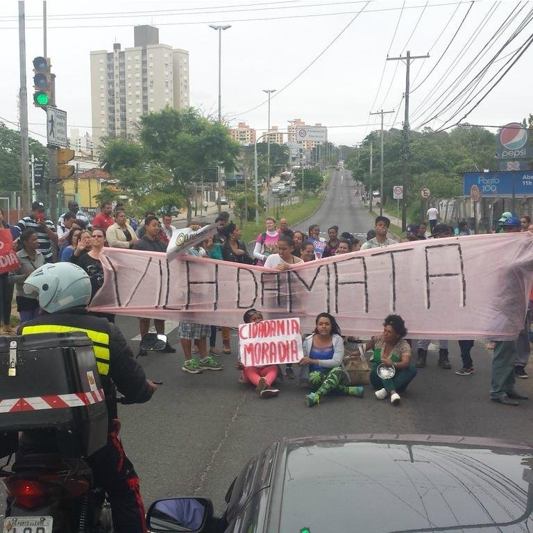 Grupo bloqueou a avenida Prot&aacute;sio Alves, na zona Leste da Capital