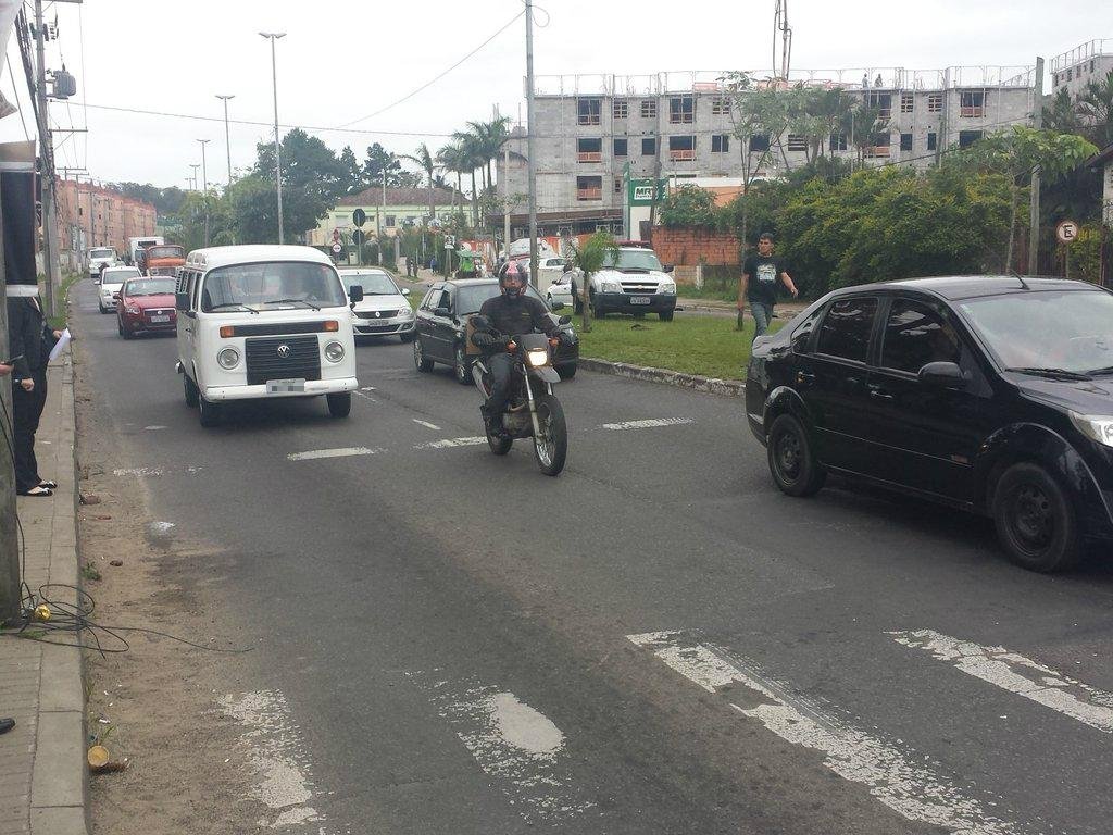 Manifestantes desbloqueiam avenida de Porto Alegre