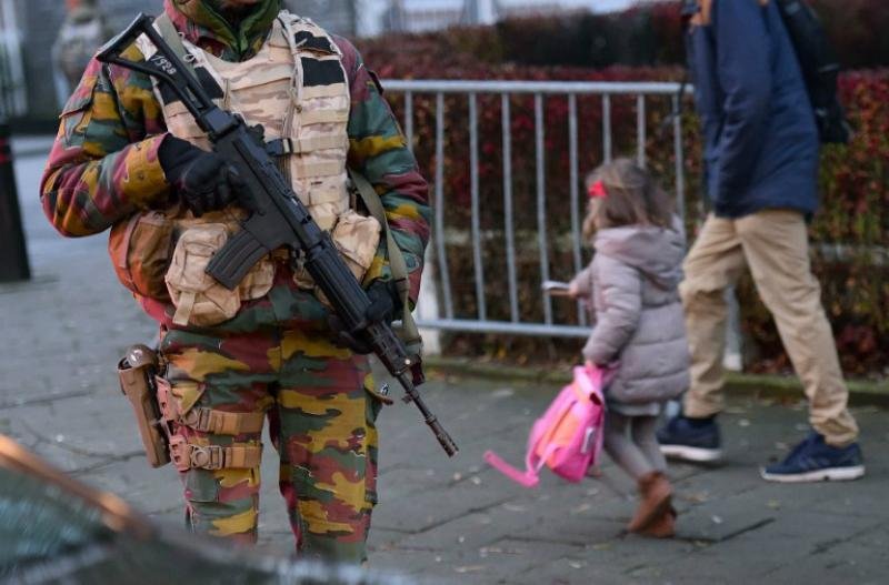 Escolas reabrem, mas policiamento &eacute; mantido em Bruxelas