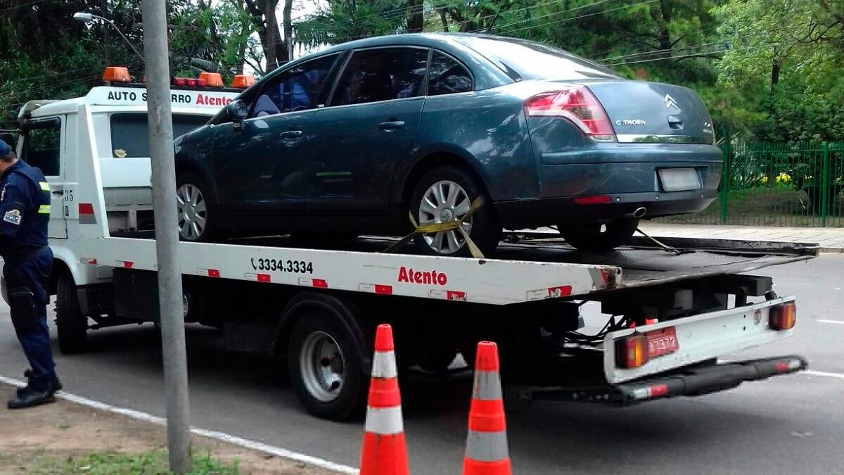 Carro foi apreendido durante blitz em Porto Alegre