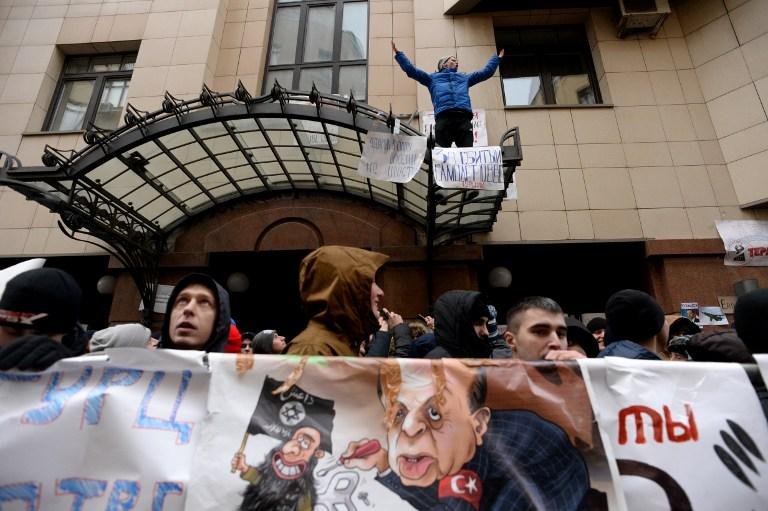 Manifestantes apedrejam a embaixada da Turquia em Moscou