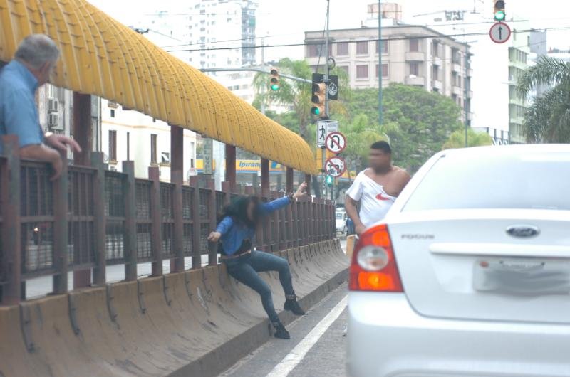 Homem agride mulher em avenida de Porto Alegre