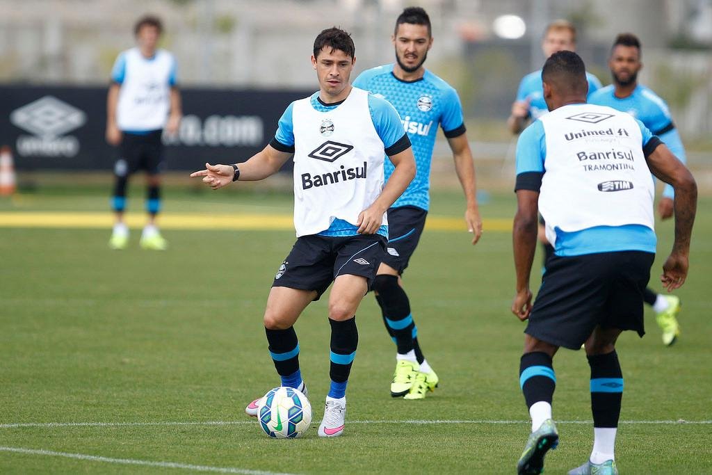 Giuliano participou de parte da atividade e deixou o gramado com dores na coxa direita