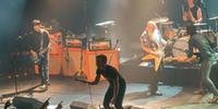 Eagles of Death Metal durante show no Bataclan, instantes antes dos ataques