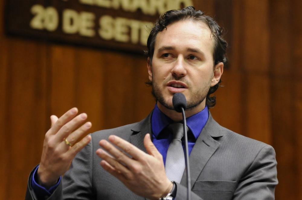 Vinicius Ribeiro toma posse na Assembleia ap&oacute;s cassa&ccedil;&atilde;o de Basegio