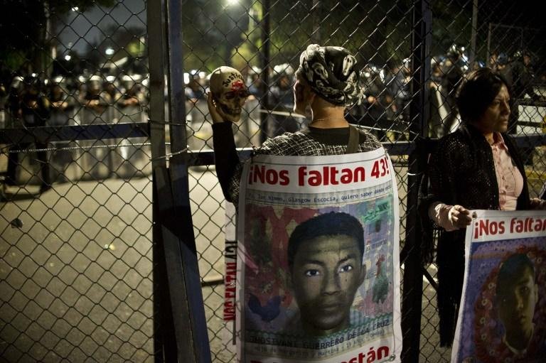 Pais de estudantes mexicanos desaparecidos acampam perto da presid&ecirc;ncia