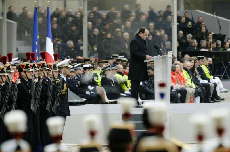 Presidente franc&ecirc;s Fran&ccedil;ois Hollande conduziu homenagem nacional