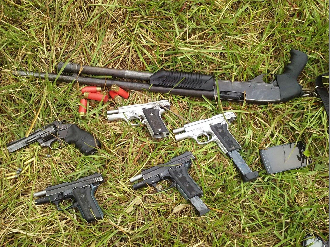 Policiais militares apreenderam quatro pistolas, uma carabina e um rev&oacute;lver