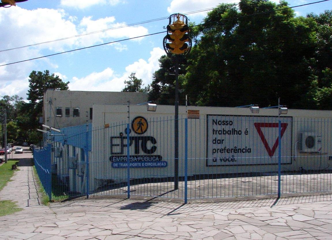 EPTC abriu processo contra taxista que &acute;declarou guerra ao Uber&acute;