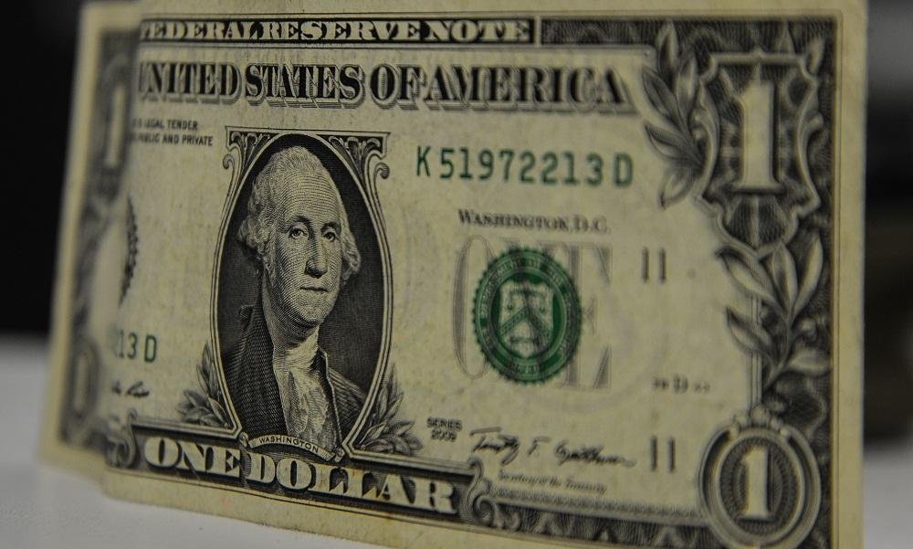 Moeda americana foi cotada a R$ 3,8289