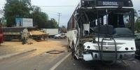 Acidente envolvendo ônibus e caminhão fere nove 