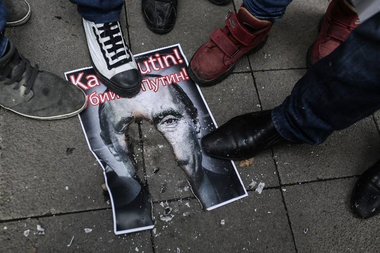Turcos pisam em cima de foto de Vladimir Putin
