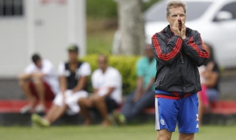 Flamengo anuncia a sa&iacute;da do t&eacute;cnico Oswaldo de Oliveira