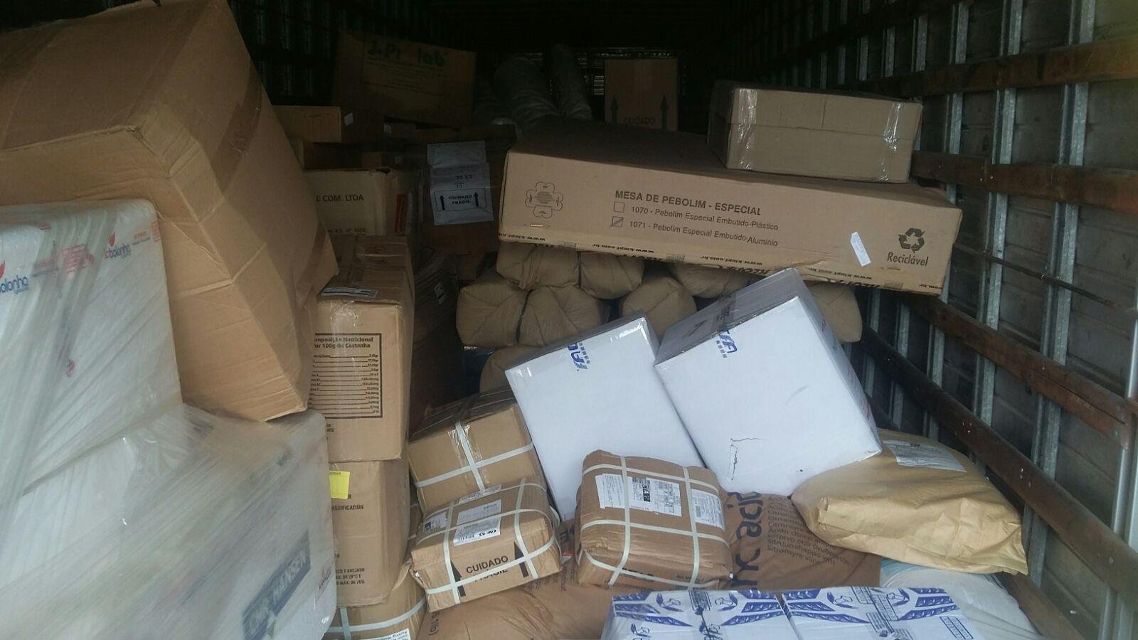 Ve&iacute;culo carregava castanha, insumos para p&atilde;o, metanol e veneno para rato