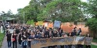 Vestidos de preto, mais de 200 pessoas seguiram em caminhada pelas ruas Felizardo Furtado e Salvador França, avenida Ipiranga e rua Guilherme Alves