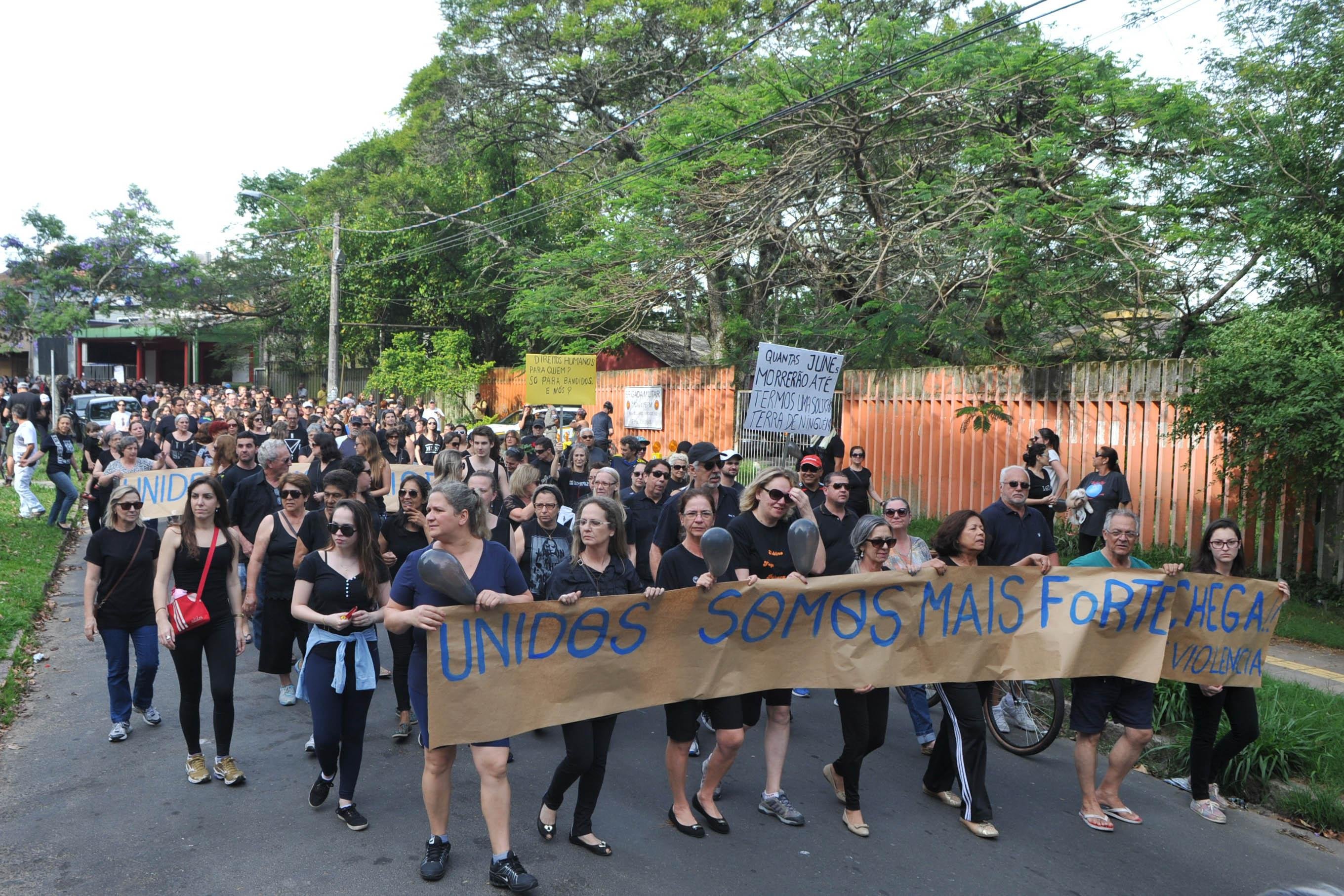 Vestidos de preto, mais de 200 pessoas seguiram em caminhada pelas ruas Felizardo Furtado e Salvador Fran&ccedil;a, avenida Ipiranga e rua Guilherme Alves