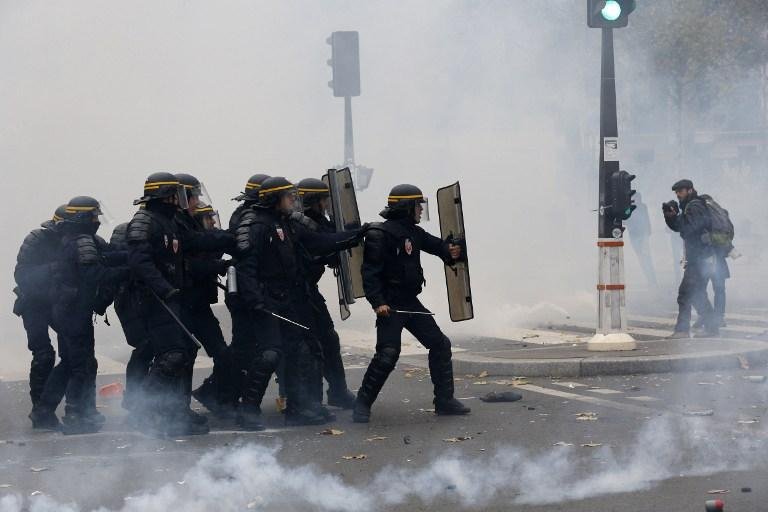 Pol&iacute;cia usa g&aacute;s lacrimog&ecirc;neo em ativistas em manifesta&ccedil;&atilde;o contra aquecimento global 