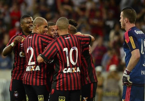  Atl&eacute;tico-PR homenageia Alessandro, bate Flamengo e d&aacute; adeus a gramado da Arena