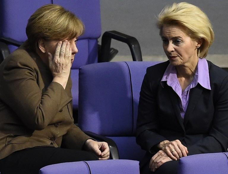 Chanceler Angela Merkel (&agrave; esquerda) conversa com a ministra da Defesa Ursula von der Leyen 