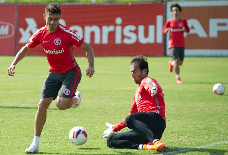 Alex e Alisson Farias podem ser op&ccedil;&atilde;o para aus&ecirc;ncia de D&acute;Ale