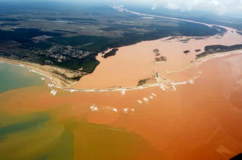 Lama na superf&iacute;cie &eacute; maior que no fundo do oceano no Esp&iacute;rito Santo