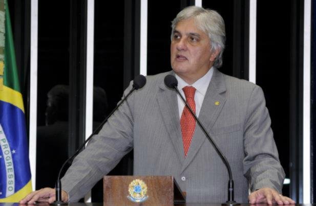 Delc&iacute;dio se queixa de ter sido abandonado pelo Congresso e Planalto