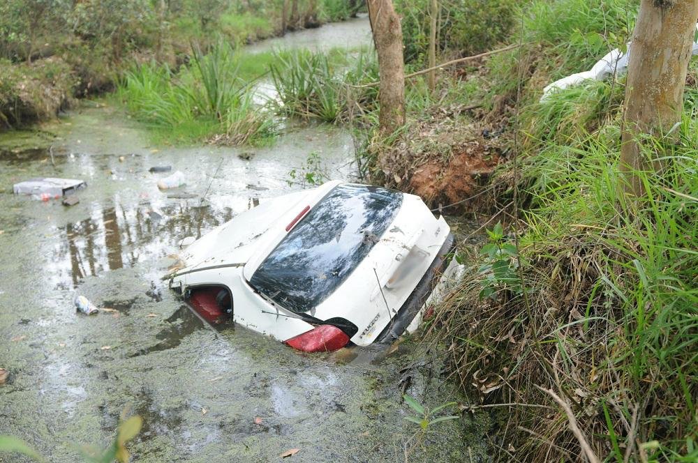 Carro caiu em um c&oacute;rrego