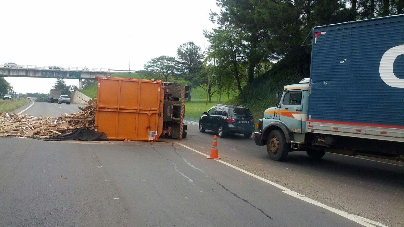 Duas faixas da rodovia foram bloqueadas para a libera&ccedil;&atilde;o da pista