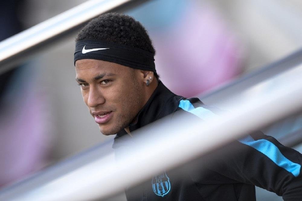 Pai de Neymar esquece problemas fiscais e diz confiar em renova&ccedil;&atilde;o com Barcelona