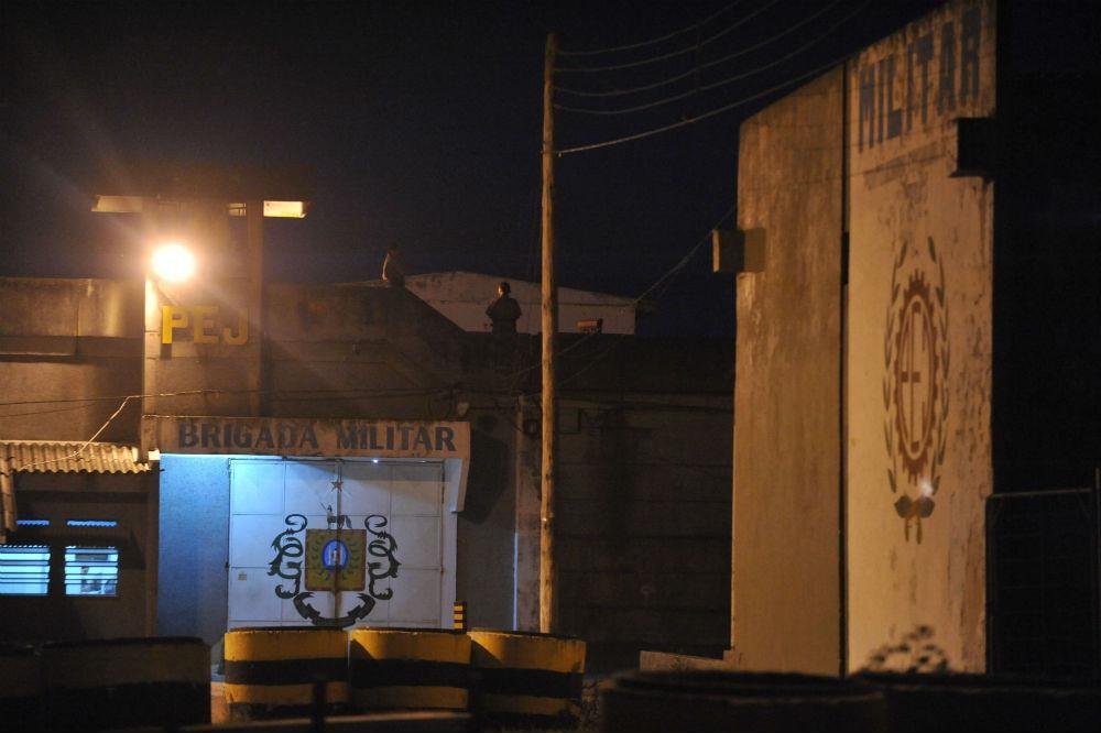 Por volta das 18h, os apenados foram contidos e o local liberado, com dois homens da seguran&ccedil;a levemente feridos