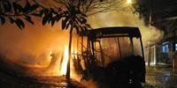 Prejuízo com incêndio de ônibus e lotação é de R$ 3 milhões, diz EPTC 