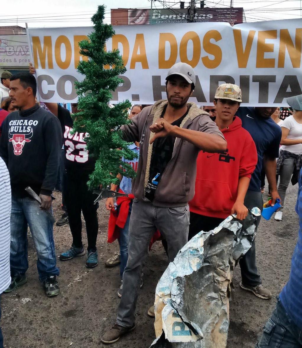 Grupo de cerca de 80 pessoas reivindica moradia