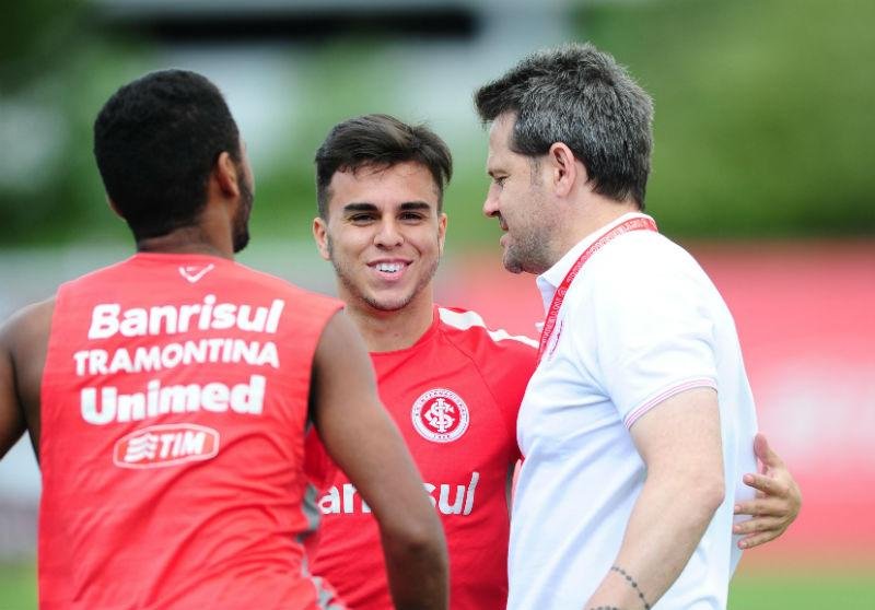 &Agrave; espera de Alex, Andrigo treina entre titulares no Inter 