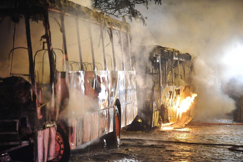 Cinco e uma lota&ccedil;&atilde;o foram incendiadas na noite da &uacute;ltima ter&ccedil;a-feira