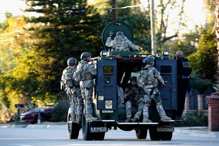 Homem e mulher com trajes de combate estavam a bordo de caminhonete preta em San Bernardino