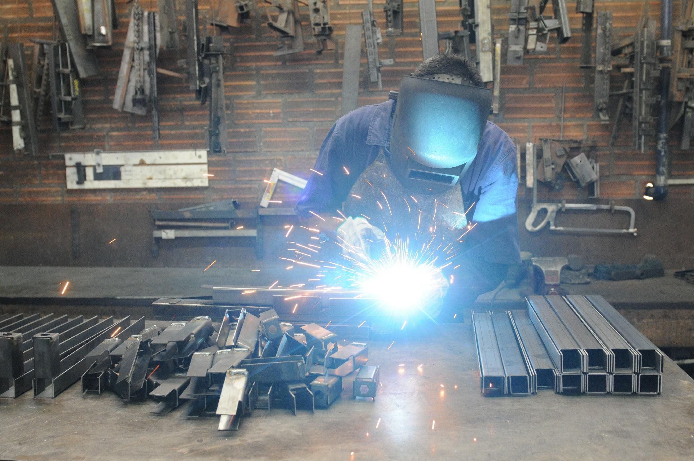 Produ&ccedil;&atilde;o industrial cai 0,7% em outubro, afirma IBGE
