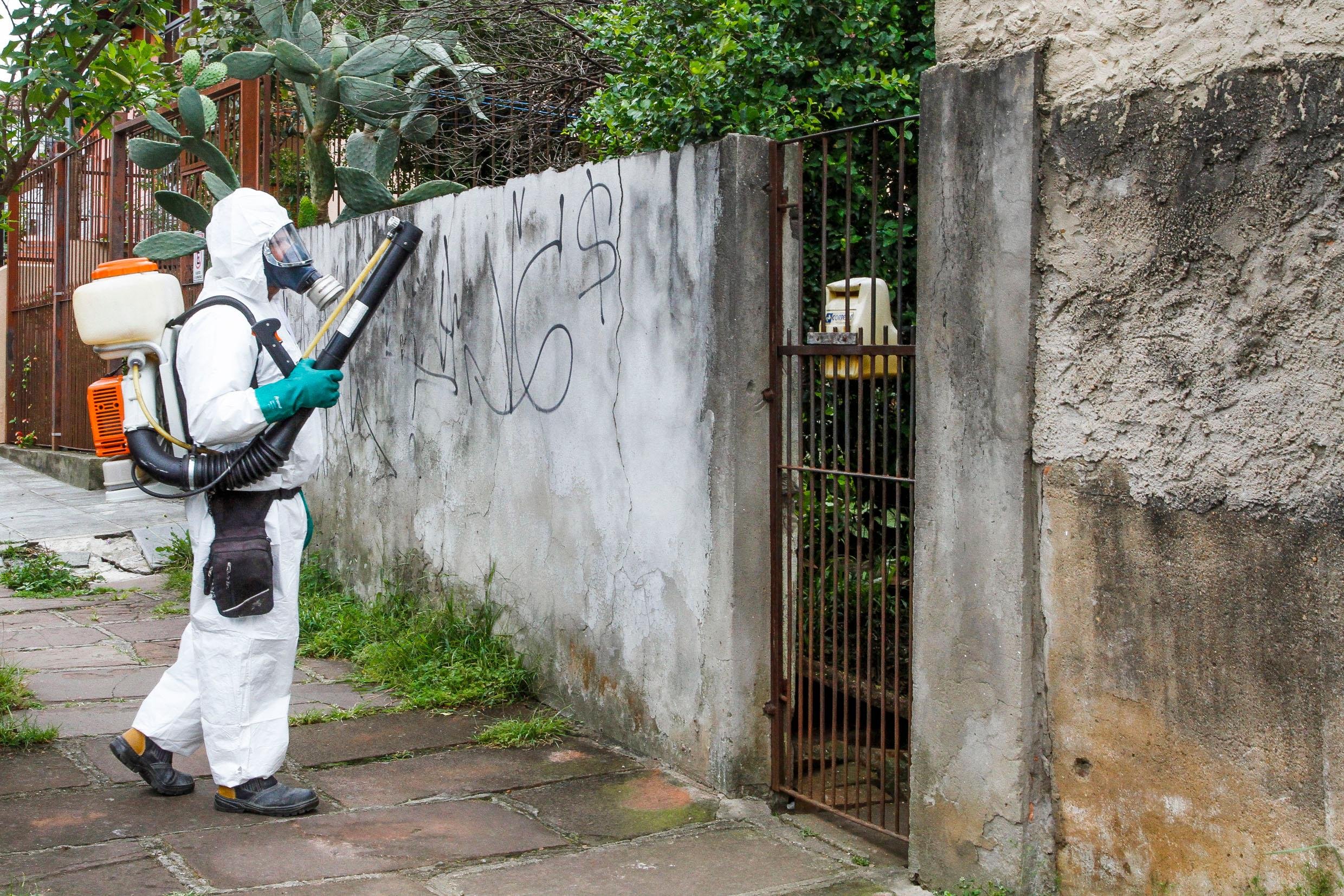 Com suspeita de zika v&iacute;rus, Prefeitura aplica inseticida no bairro Santana