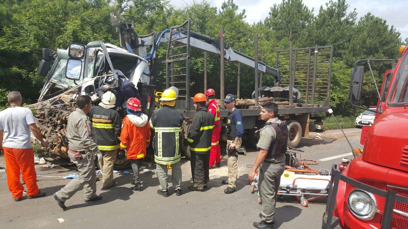 Acidente entre dois caminh&otilde;es fecha a BR 290, em Arroio dos Ratos
