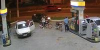 Suspeitos compraram gasolina em um posto da Restinga