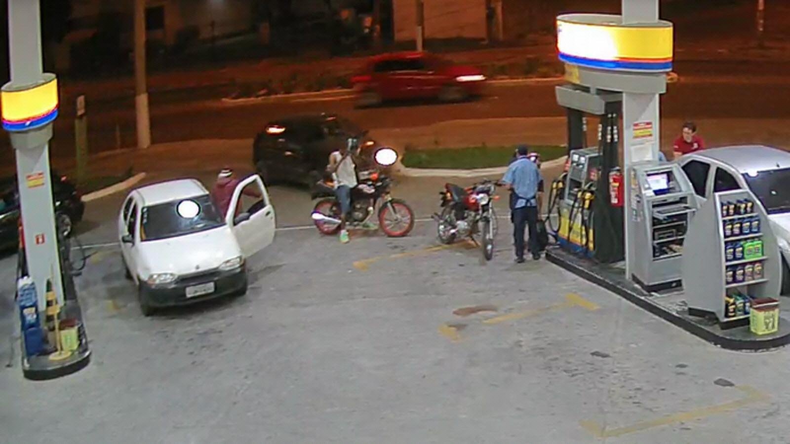 Suspeitos compraram gasolina em um posto da Restinga