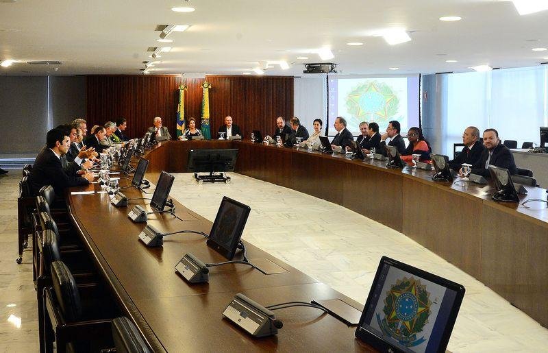 Dilma se re&uacute;ne com 23 ministros para preparar base de embate pol&iacute;tico